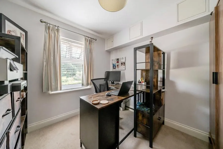 Gomer Road, Bagshot, GU19, photo 9