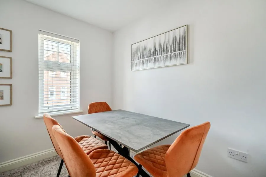 Gomer Road, Bagshot, GU19, photo 8