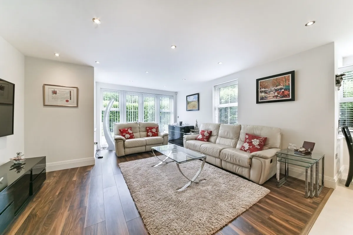 2 bed flat to rent — Common Road Stanmore HA7