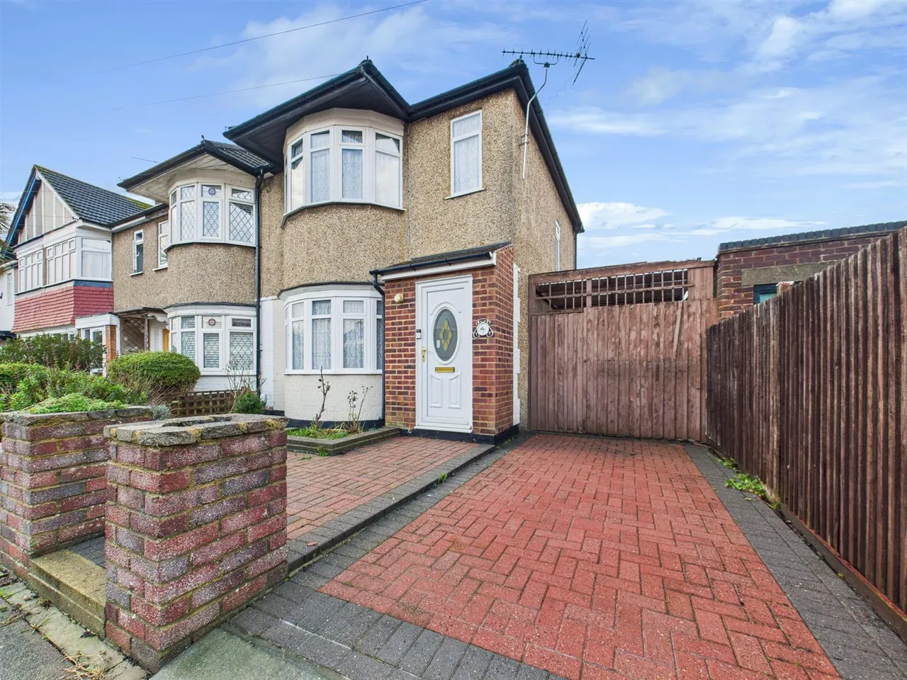 3 bed property for sale — Selby Chase, Ruislip, HA4 9AX