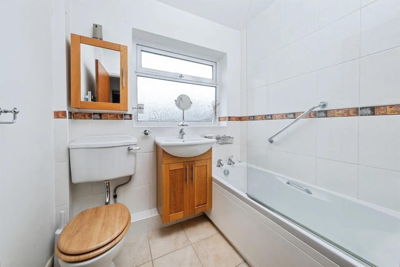 Woodlands Crescent, Buckingham, MK18, photo 13