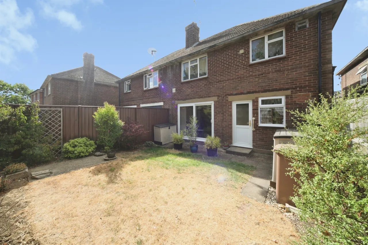 2 bed flat for sale, Mullion Close, Luton, LU2