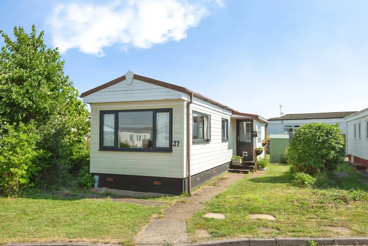 1 bed mobile home for sale — Three Star Park, Bedford Road, Lower Stondon, Henlow, SG16