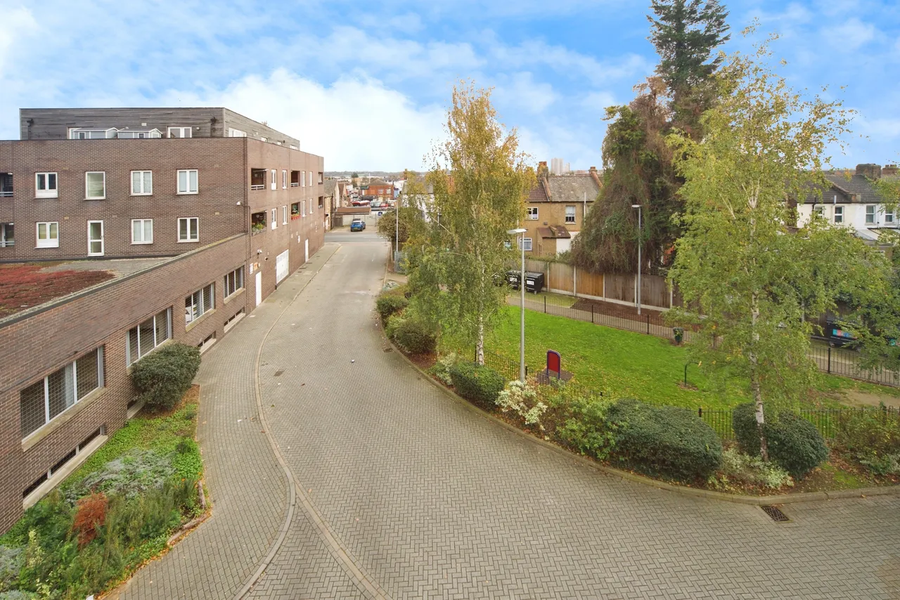 Poppy Drive, Enfield, EN3, photo 19