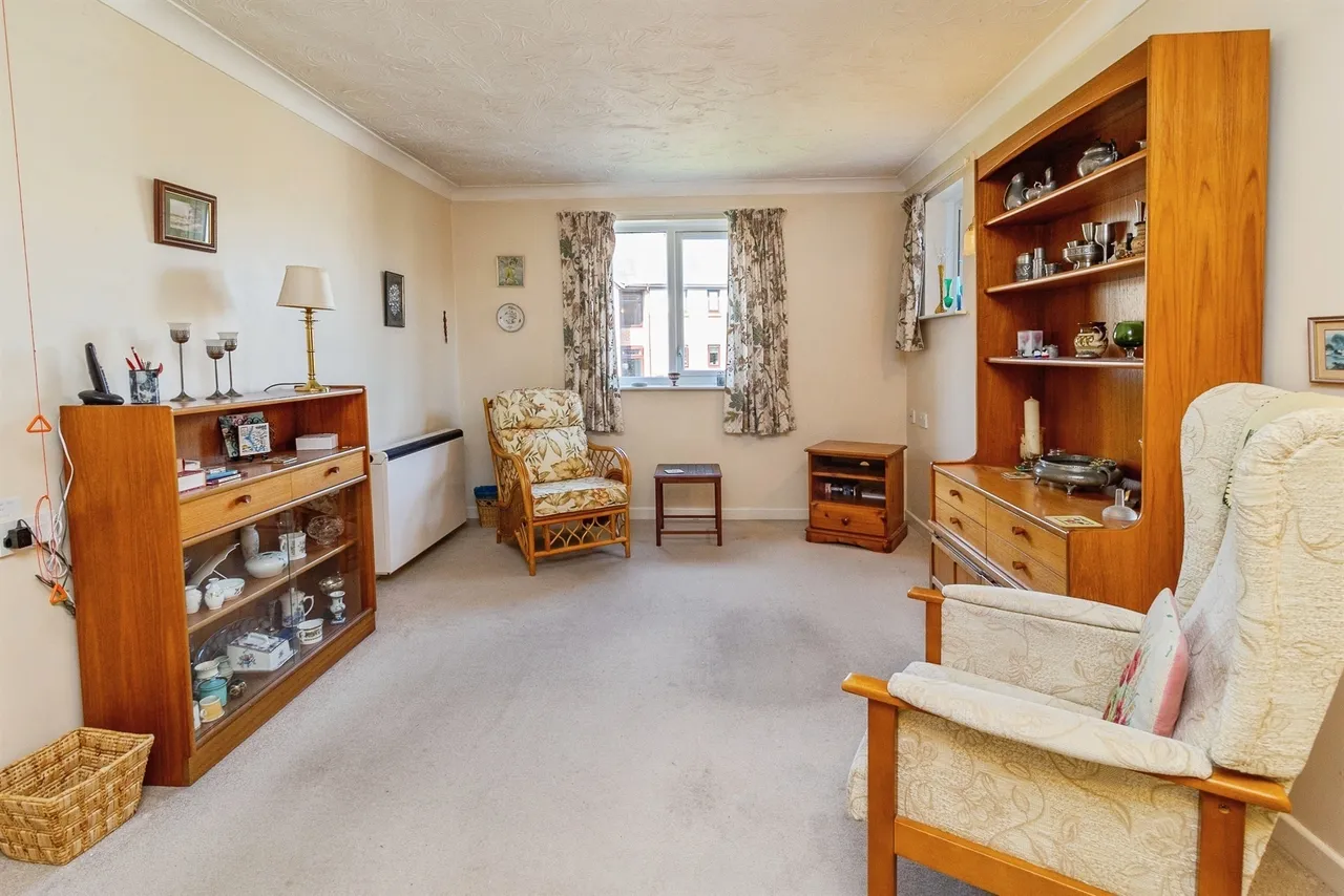 Lawnsmead Gardens, Newport Pagnell, MK16, photo 2
