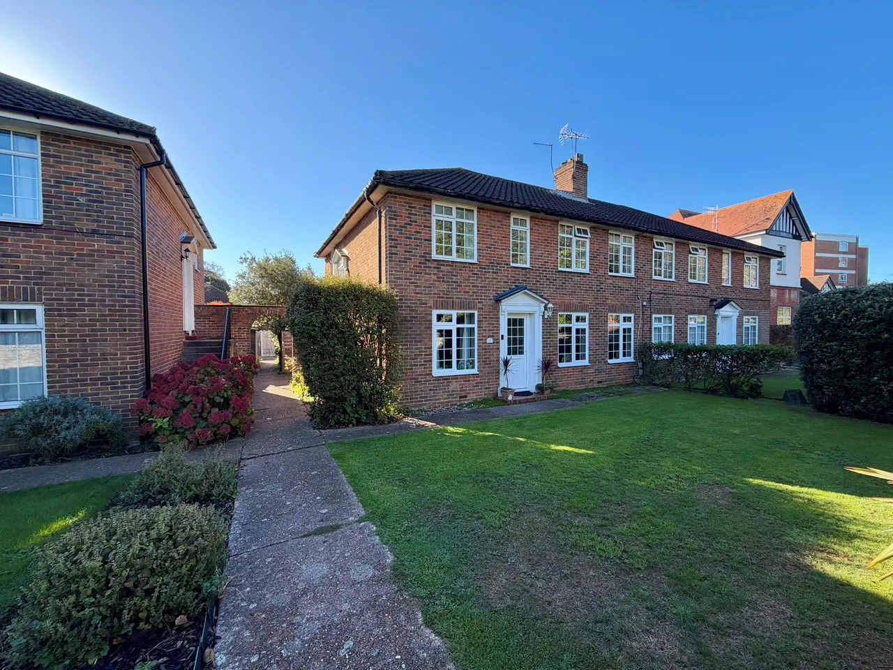 2 bed flat to rent, Mill Road, Worthing, BN11