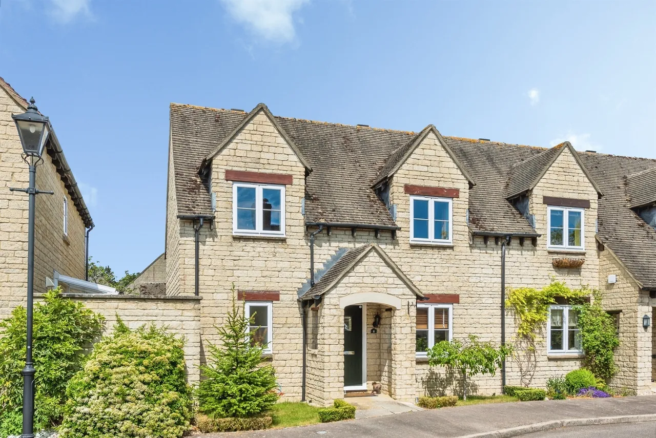 2 bed house for sale — Hawthorn Drive, Bradwell Village, Burford