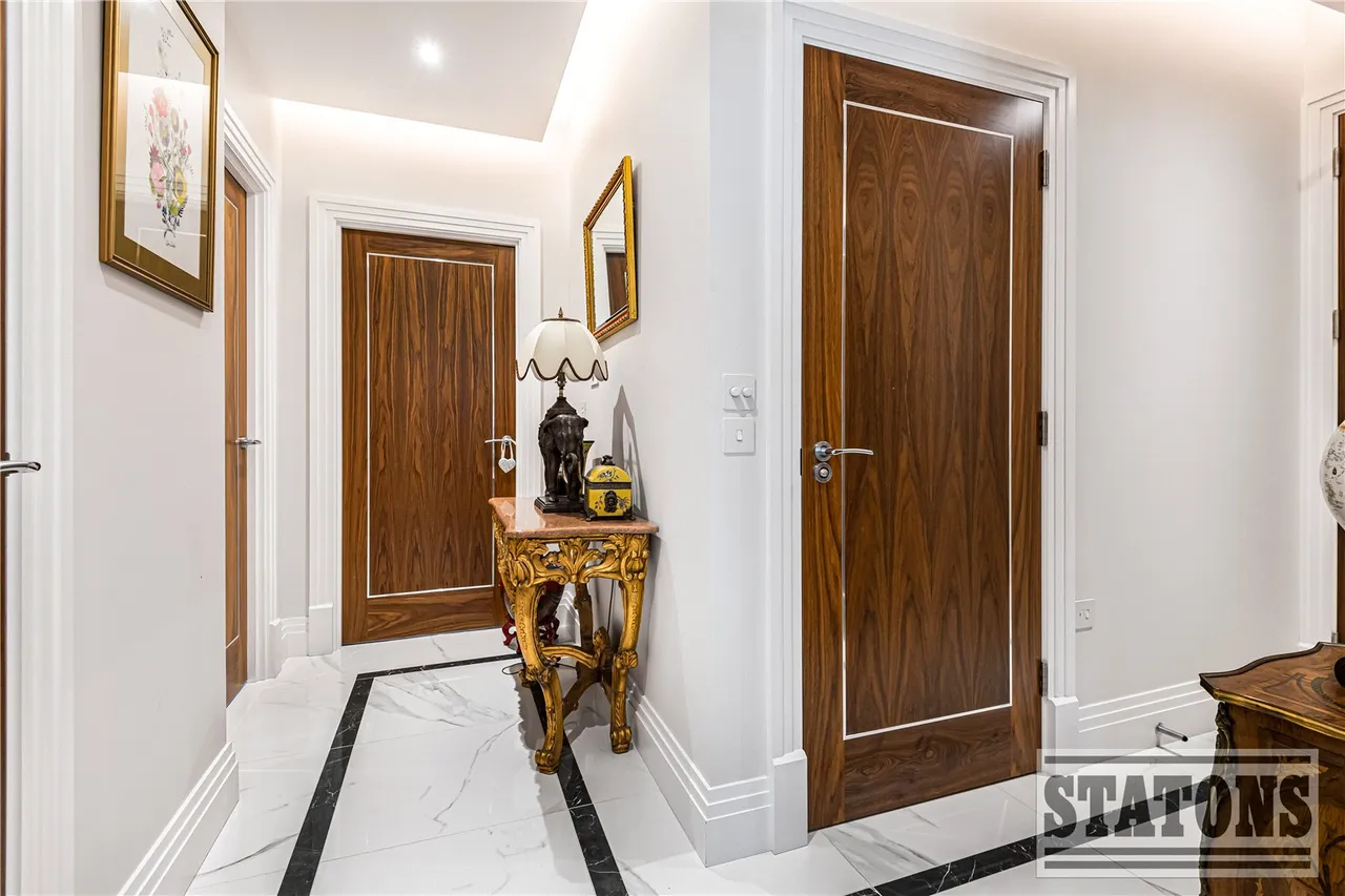Watford Road, Radlett, Hertfordshire, WD7 8LD, photo 3