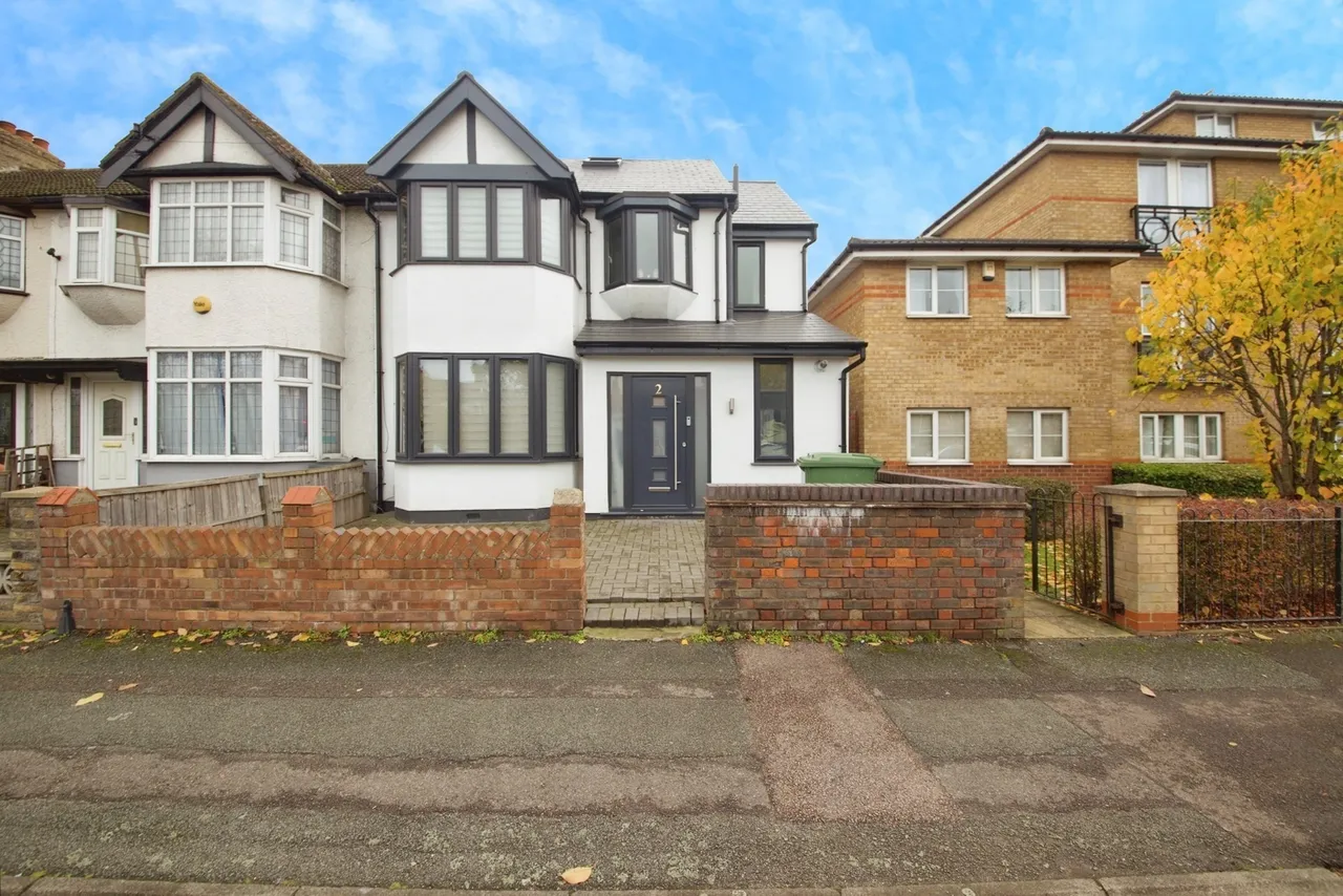 4 bed house for sale — Thurloe Gardens, Romford, RM1