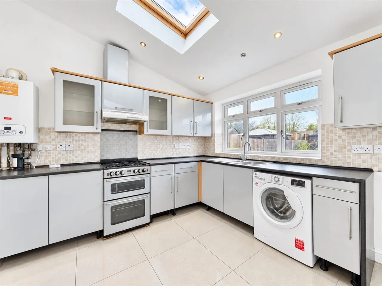 3 bed house to rent, Semi-Detached To LetStation Road, Hounslow, TW3