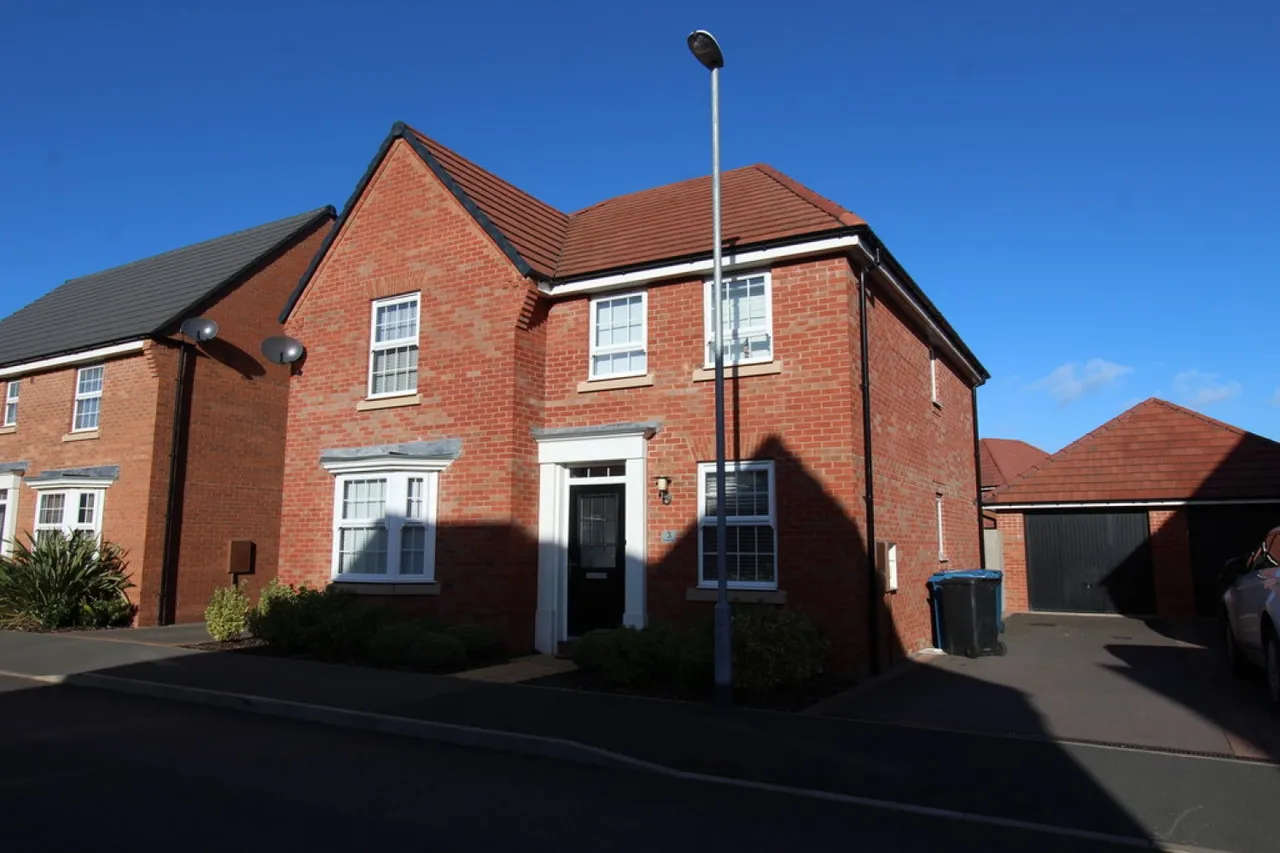 4 bed house to rent, Chawton Way, Dunstall Park, B78