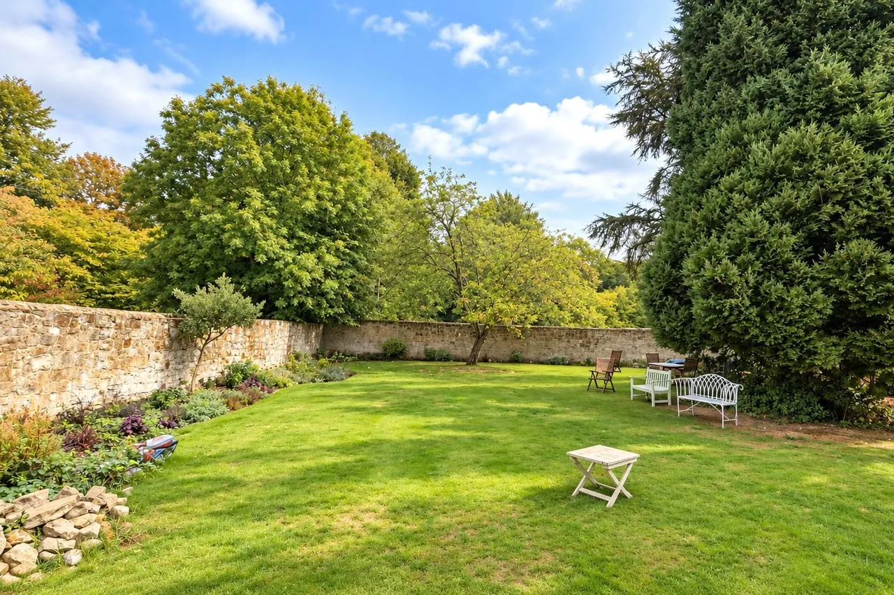 High Street, Nutfield, RH1, photo 3