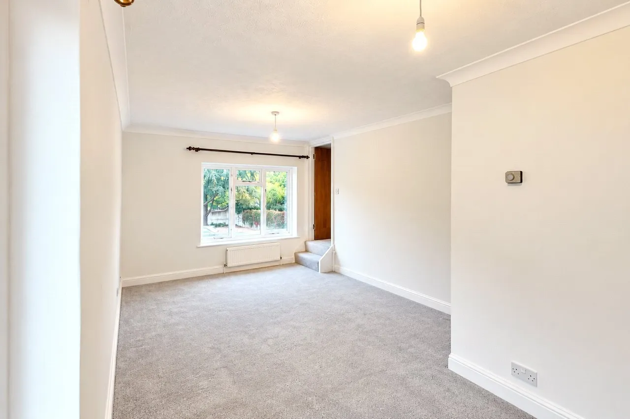 High Street, Nutfield, RH1, photo 2