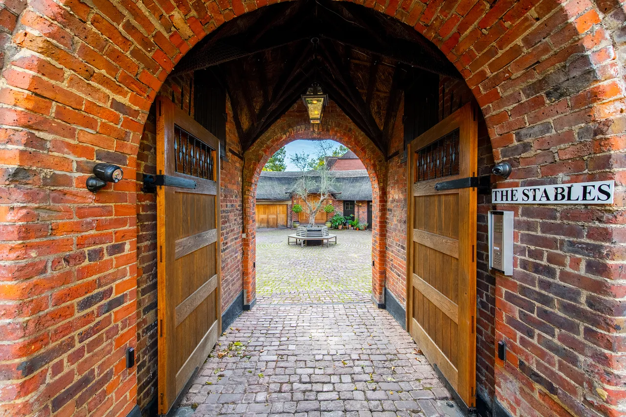 Beverley Lane, Coombe Estate, Kingston upon Thames, Surrey, photo 10