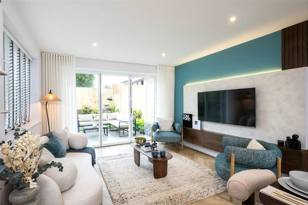 3 bed house for sale, London Road, RG12