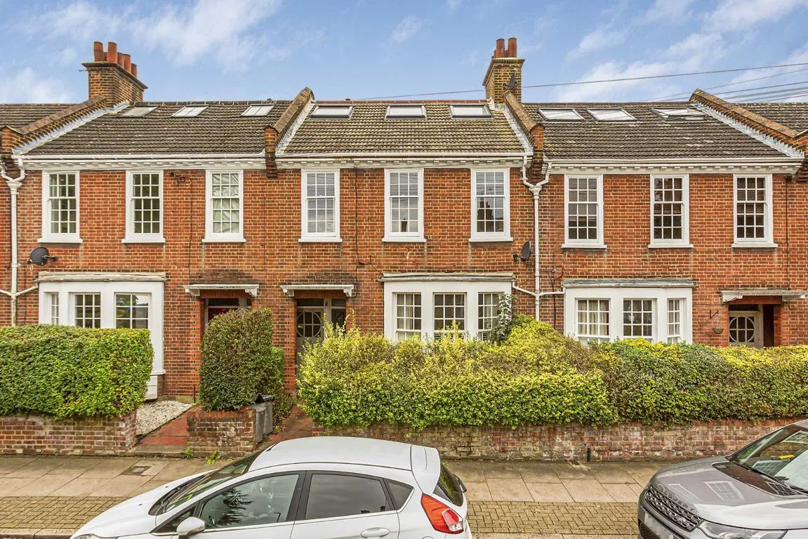4 bed flat for sale, Swaby Road, SW18
