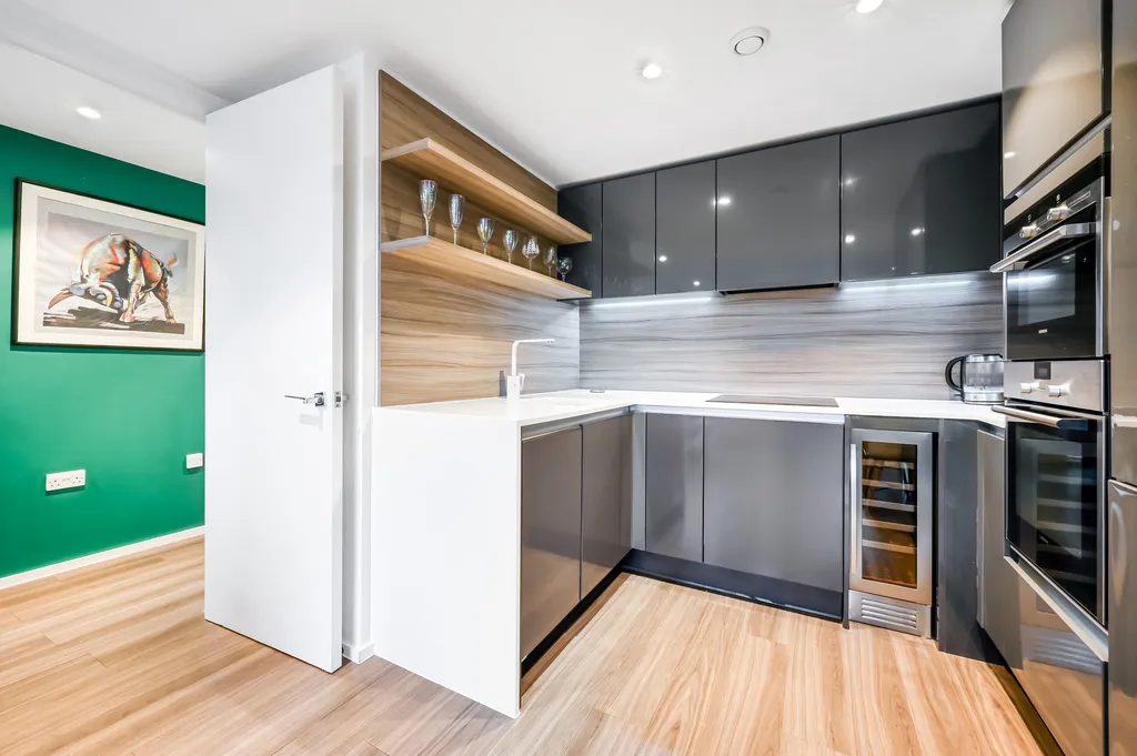 2 bed flat to rent, Spectrum Way, London, SW18