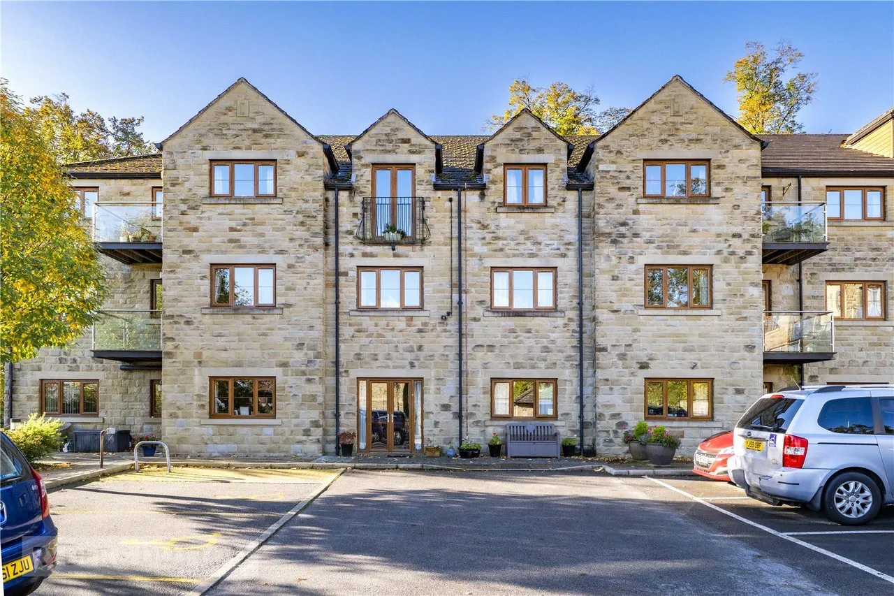 2 bed flat for sale, Huddersfield Road, Thongsbridge, HD9