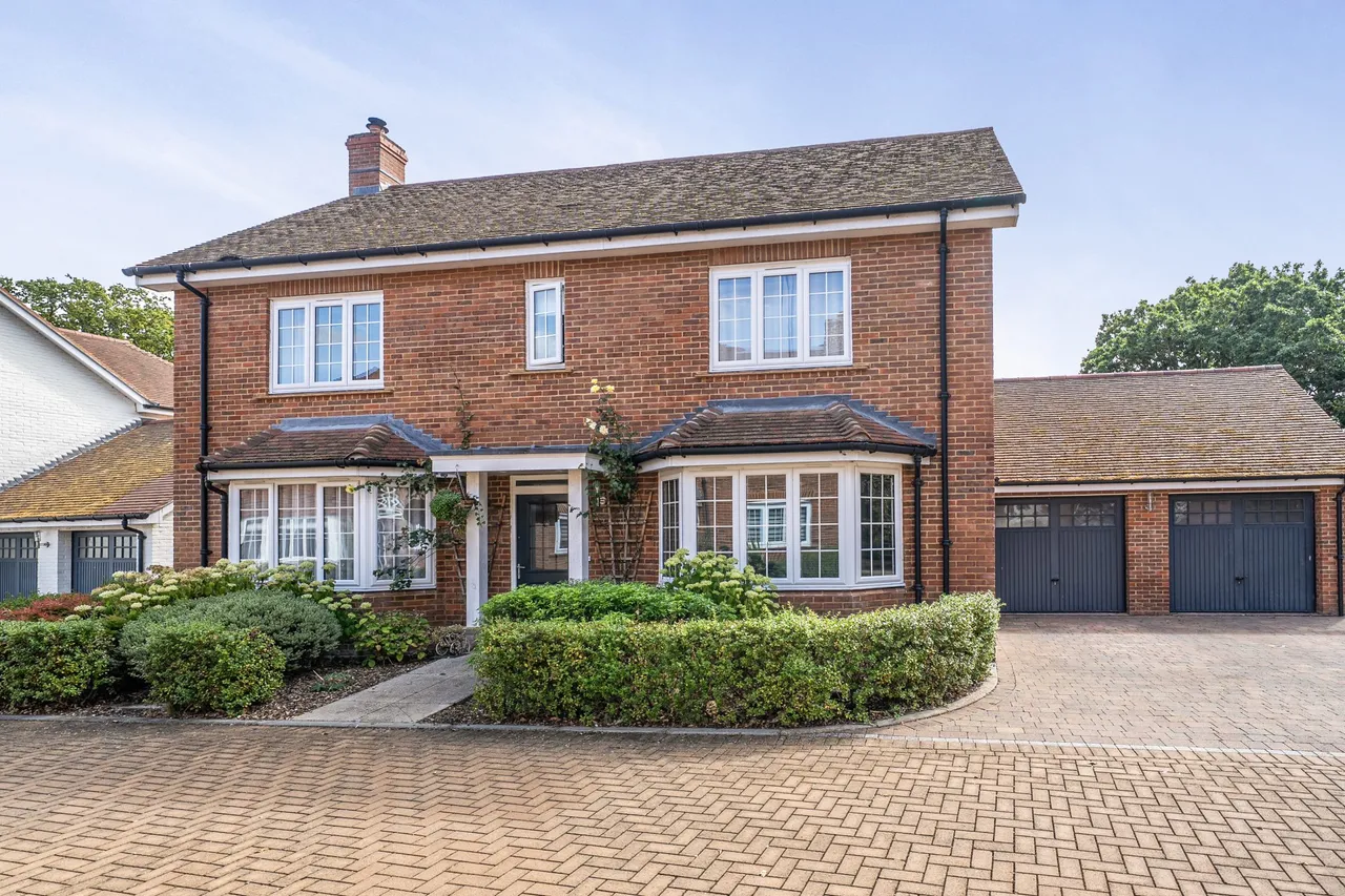 4 bed house for sale — Oak Tree Close, Odiham, Hook, RG29 1FT