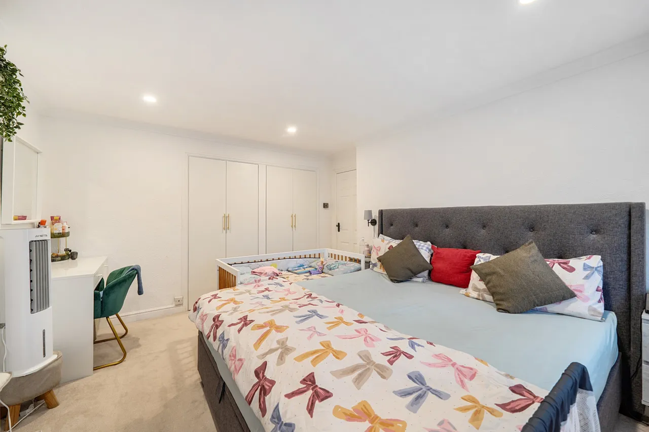 A Beautifully Renovated and Extended Family Home in a Prime Uxbridge Location, UB8, photo 7