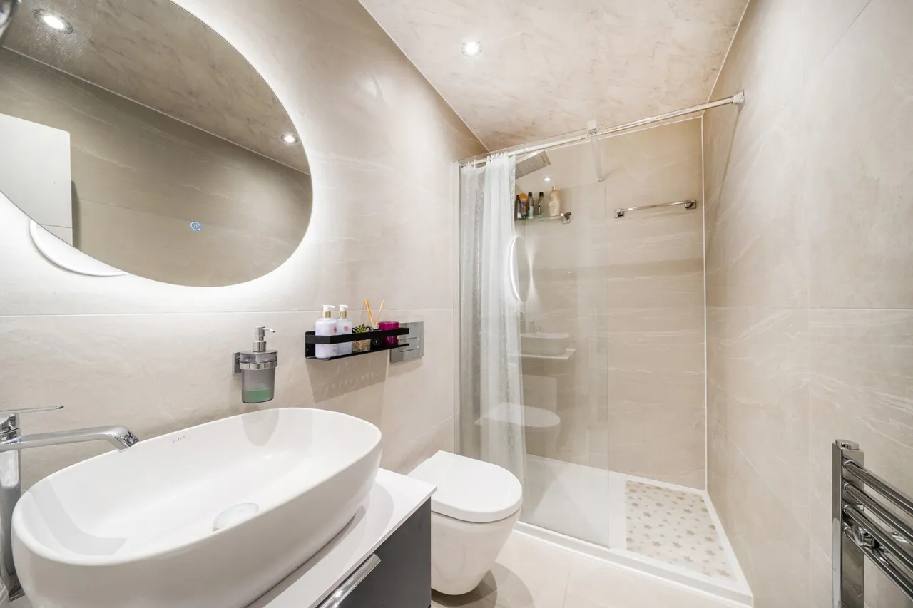 A Beautifully Renovated and Extended Family Home in a Prime Uxbridge Location, UB8, photo 11