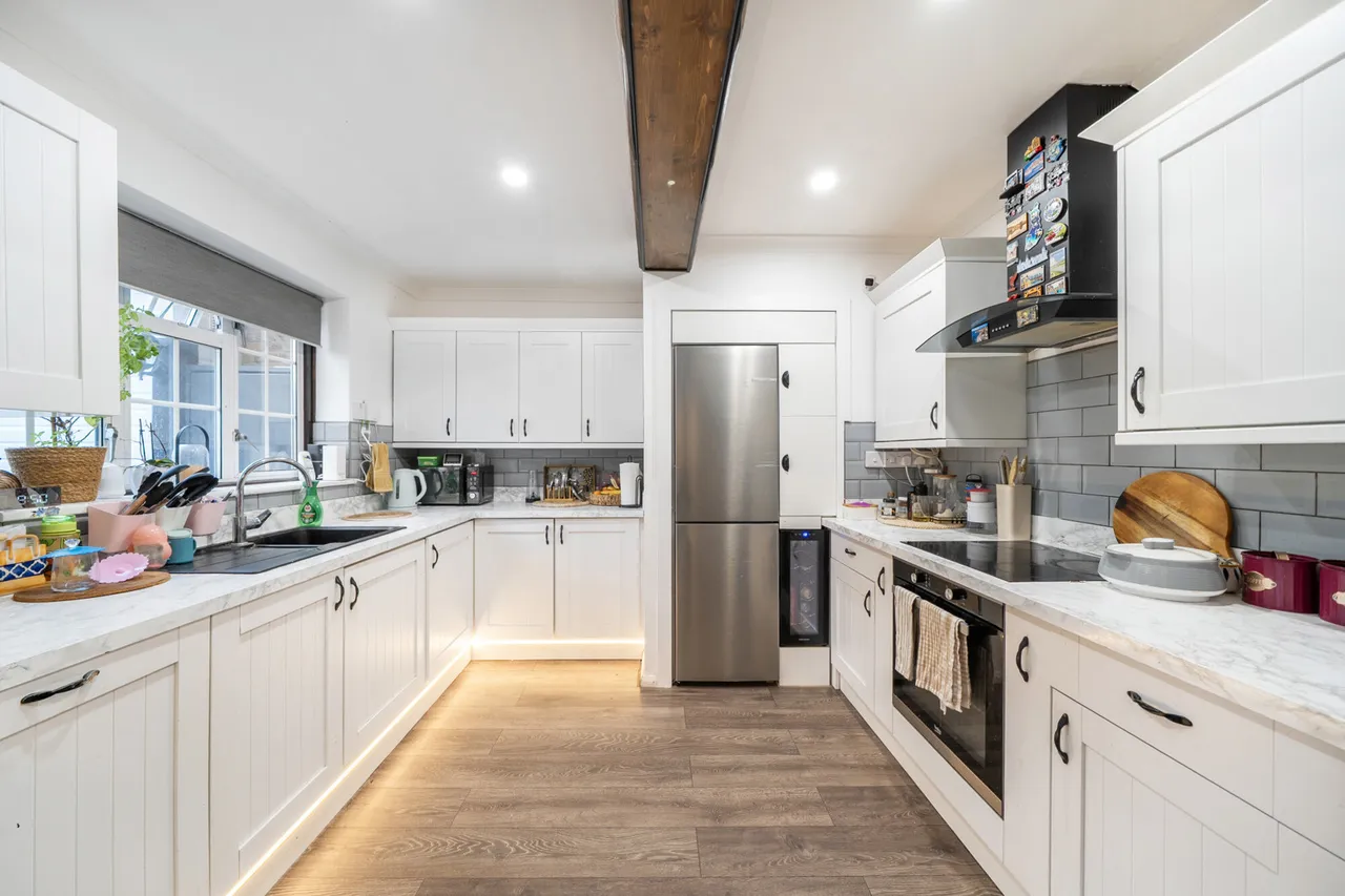 A Beautifully Renovated and Extended Family Home in a Prime Uxbridge Location, UB8, photo 12