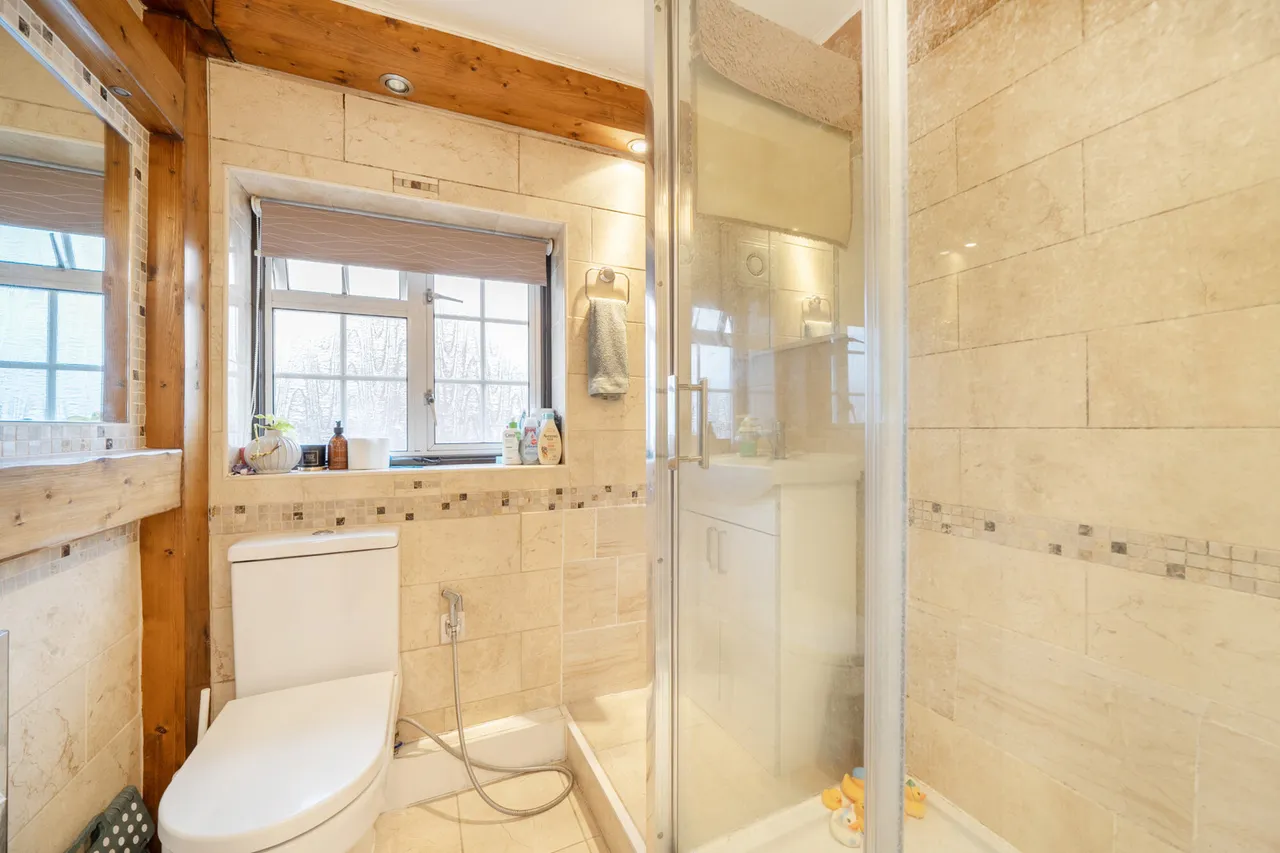 A Beautifully Renovated and Extended Family Home in a Prime Uxbridge Location, UB8, photo 16