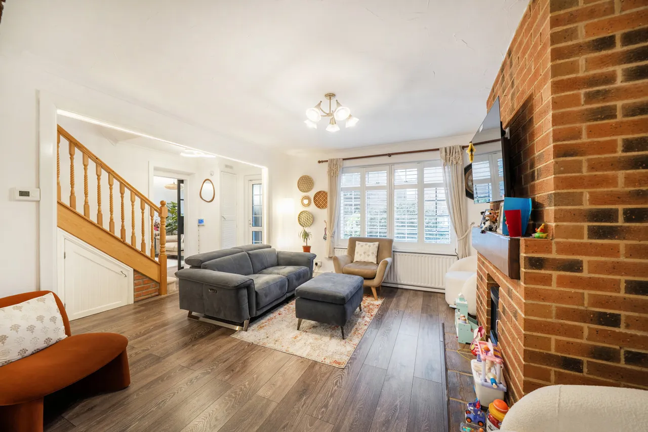 A Beautifully Renovated and Extended Family Home in a Prime Uxbridge Location, UB8, photo 6