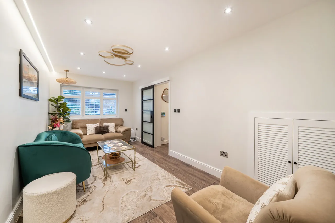 A Beautifully Renovated and Extended Family Home in a Prime Uxbridge Location, UB8, photo 14