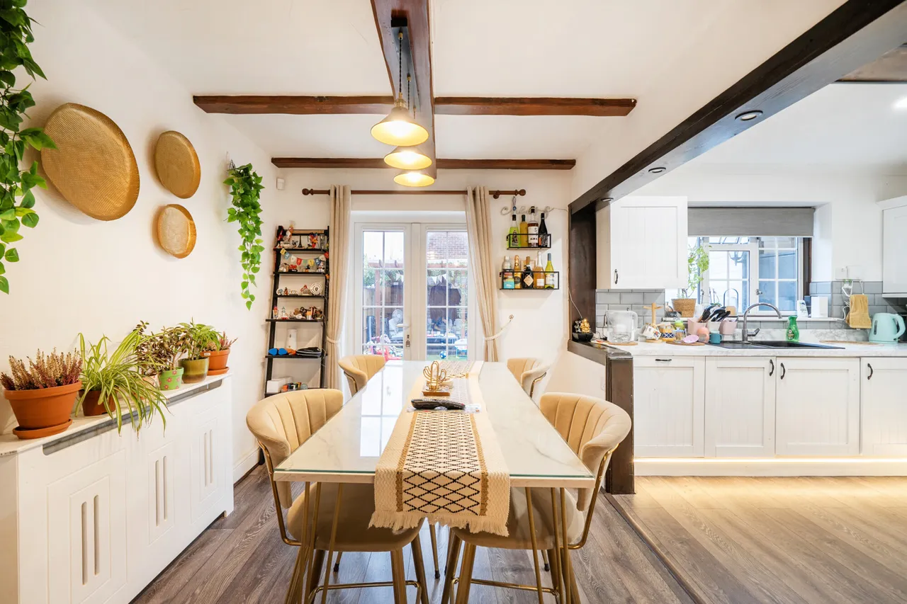 A Beautifully Renovated and Extended Family Home in a Prime Uxbridge Location, UB8, photo 3