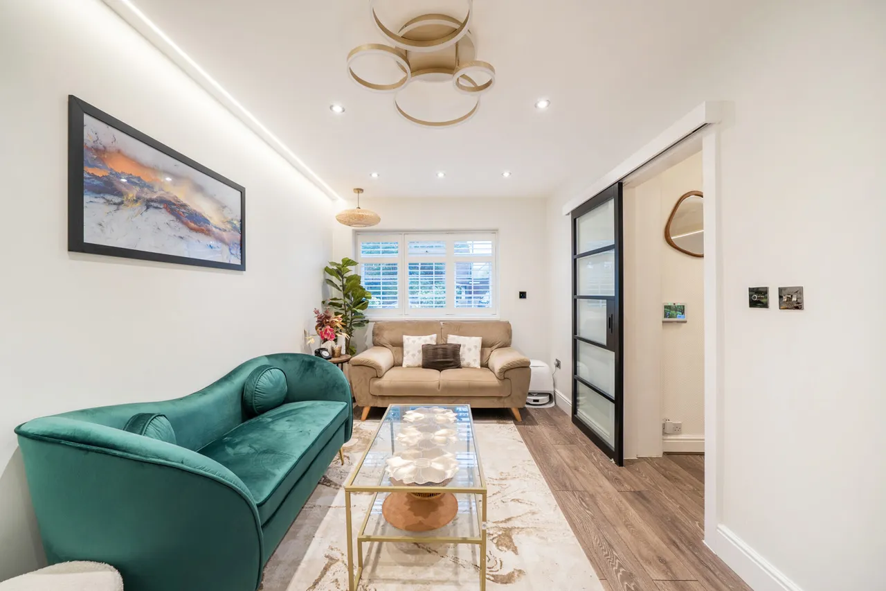 A Beautifully Renovated and Extended Family Home in a Prime Uxbridge Location, UB8, photo 5