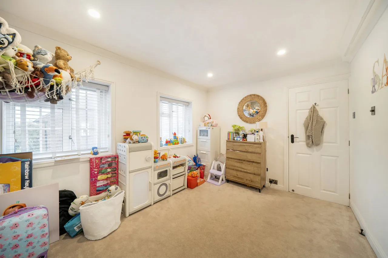 A Beautifully Renovated and Extended Family Home in a Prime Uxbridge Location, UB8, photo 15