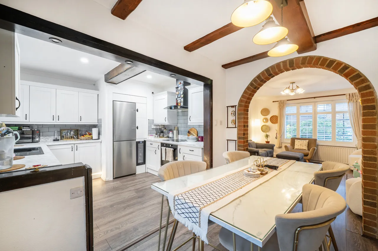 A Beautifully Renovated and Extended Family Home in a Prime Uxbridge Location, UB8, photo 4