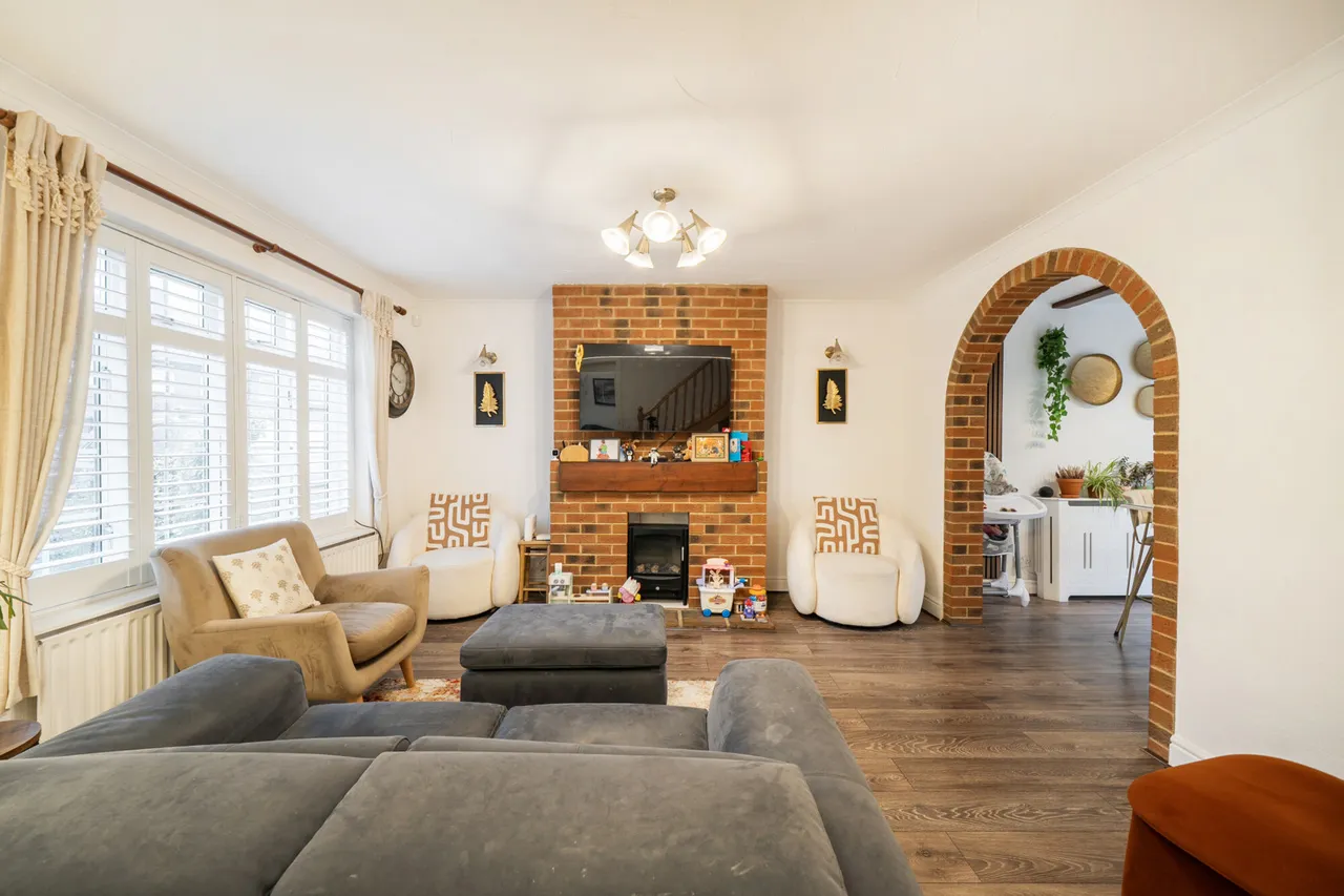 A Beautifully Renovated and Extended Family Home in a Prime Uxbridge Location, UB8, photo 2