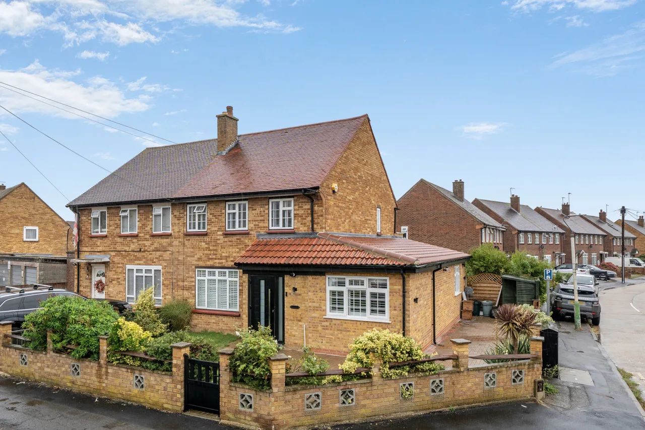 4 bed house for sale, A Beautifully Renovated and Extended Family Home in a Prime Uxbridge Location, UB8