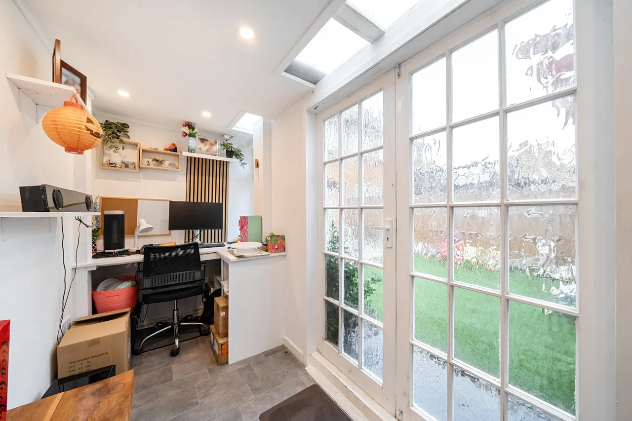 A Beautifully Renovated and Extended Family Home in a Prime Uxbridge Location, UB8, photo 13