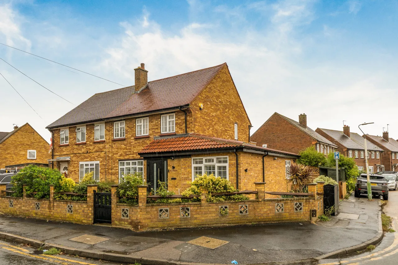 A Beautifully Renovated and Extended Family Home in a Prime Uxbridge Location, UB8, photo 19