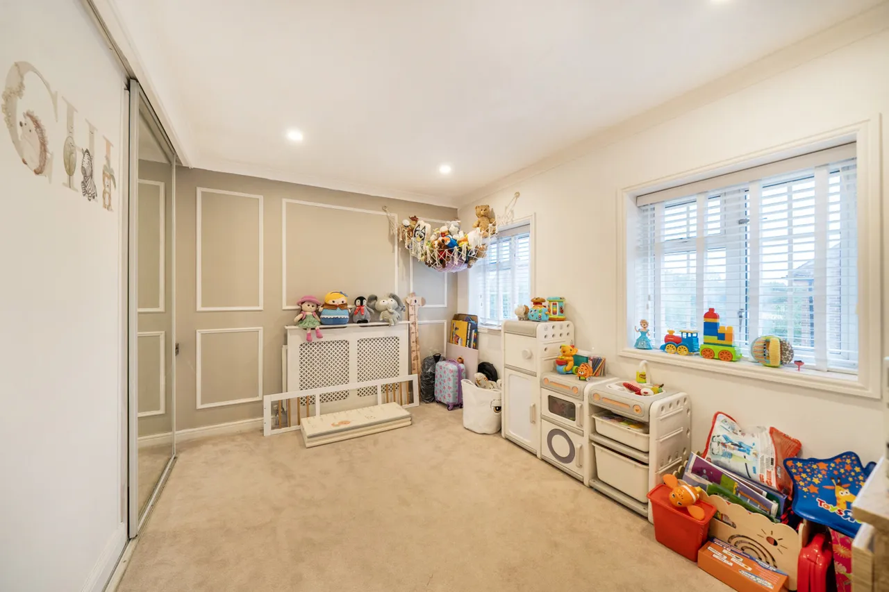 A Beautifully Renovated and Extended Family Home in a Prime Uxbridge Location, UB8, photo 8