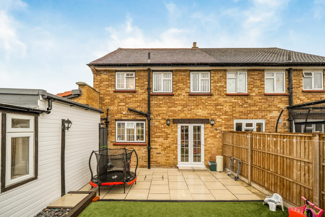 A Beautifully Renovated and Extended Family Home in a Prime Uxbridge Location, UB8, photo 18
