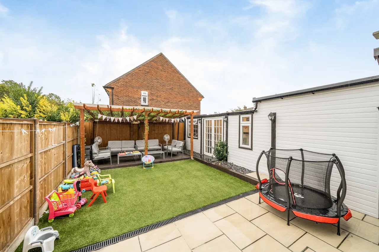 A Beautifully Renovated and Extended Family Home in a Prime Uxbridge Location, UB8, photo 10