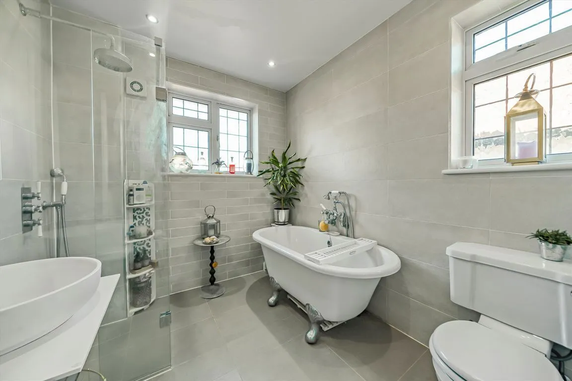 Redway Drive, TW2, photo 3