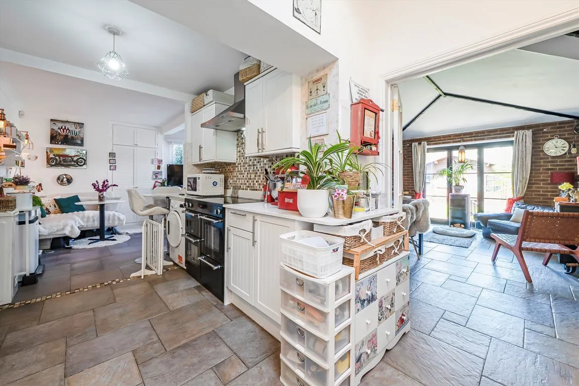 Redway Drive, TW2, photo 5