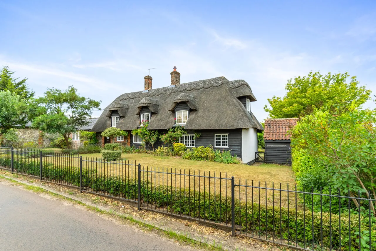 4 bed house for sale, 'Thatched Cottage' Nasty, Ware