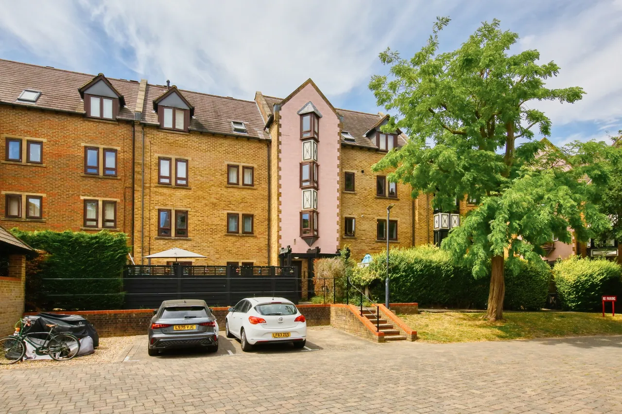 1 bed flat for sale — Cloister Close, Teddington, TW11 9ND