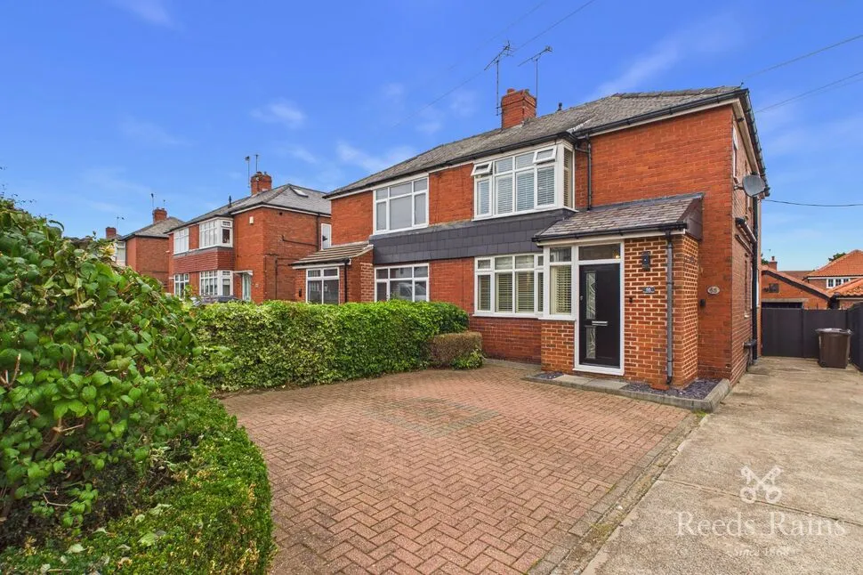3 bed house for sale — Swinston Hill Road, Dinnington, South Yorkshire, S25