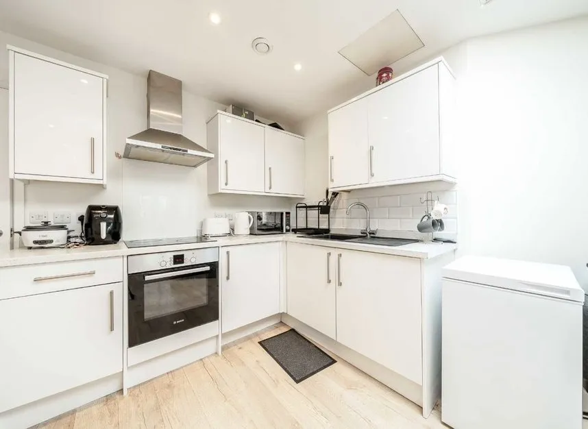 Uxbridge Road, Hampton Hill, TW12, photo 3