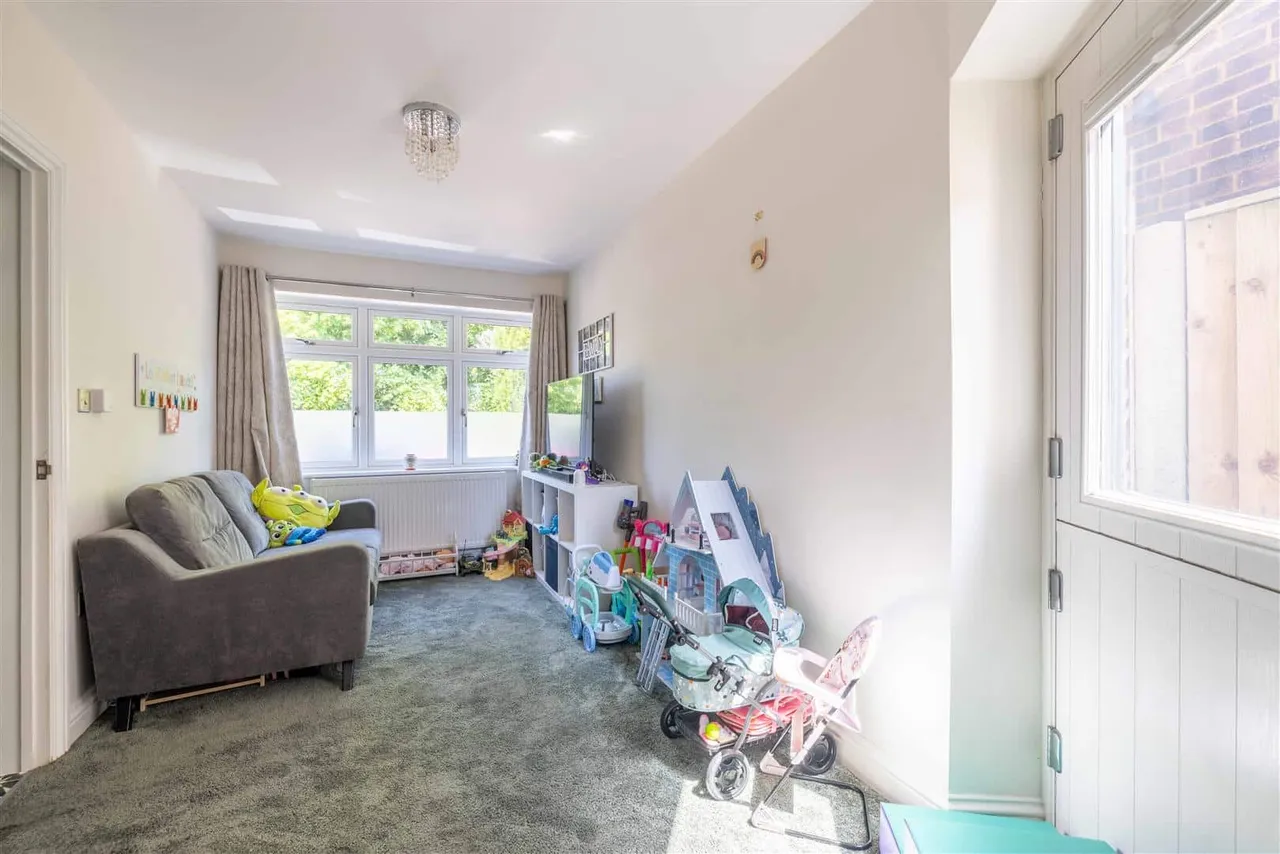 London Road, Datchet, Slough, Berkshire, SL3 9LH, photo 13