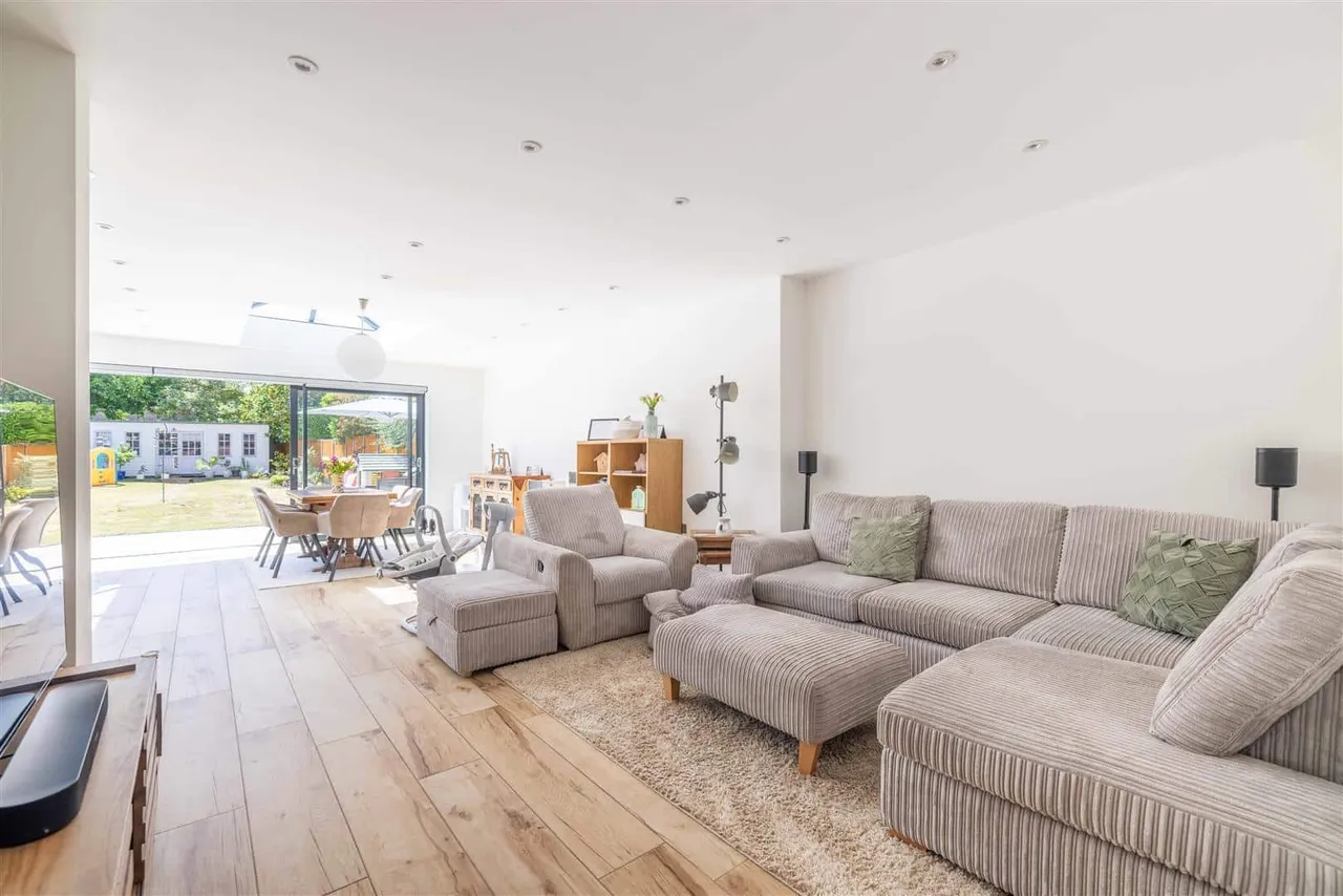 London Road, Datchet, Slough, Berkshire, SL3 9LH, photo 3