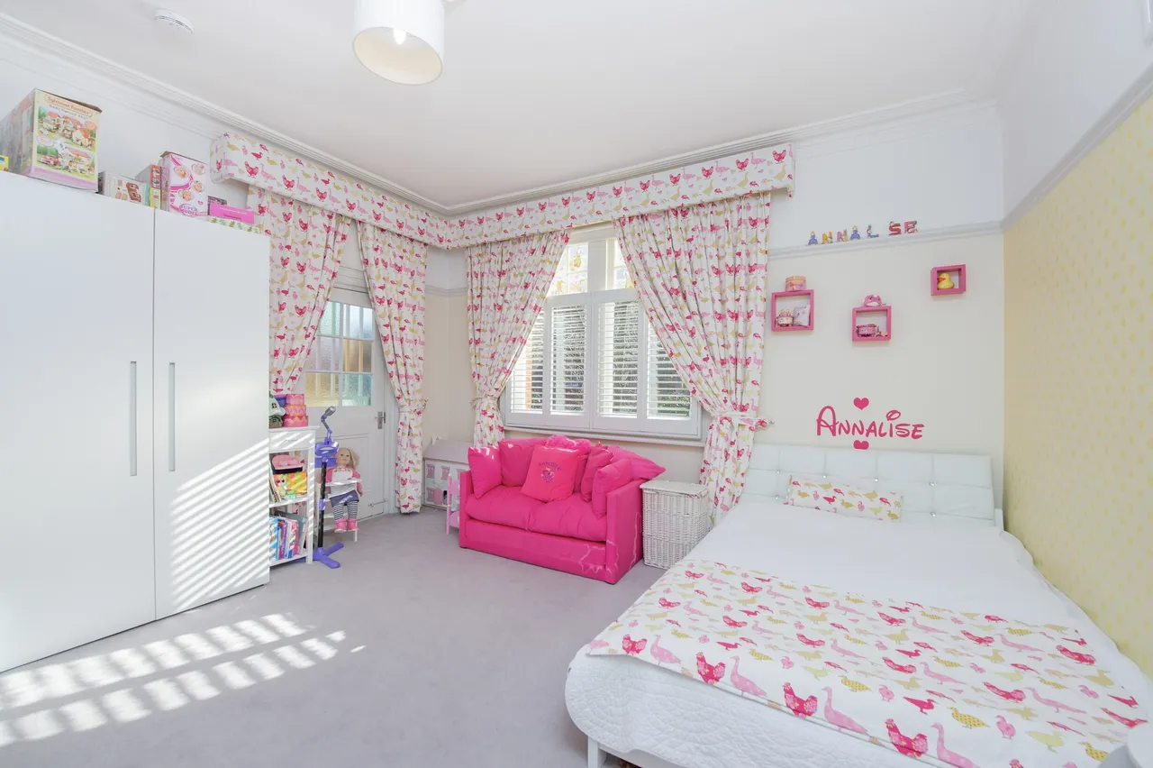Queen Annes Grove, London, W4, photo 11
