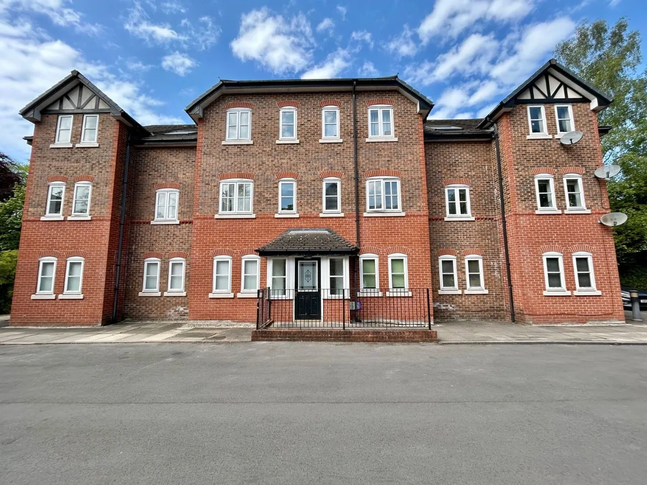 2 bed flat for sale, Pencarrow Close, Manchester